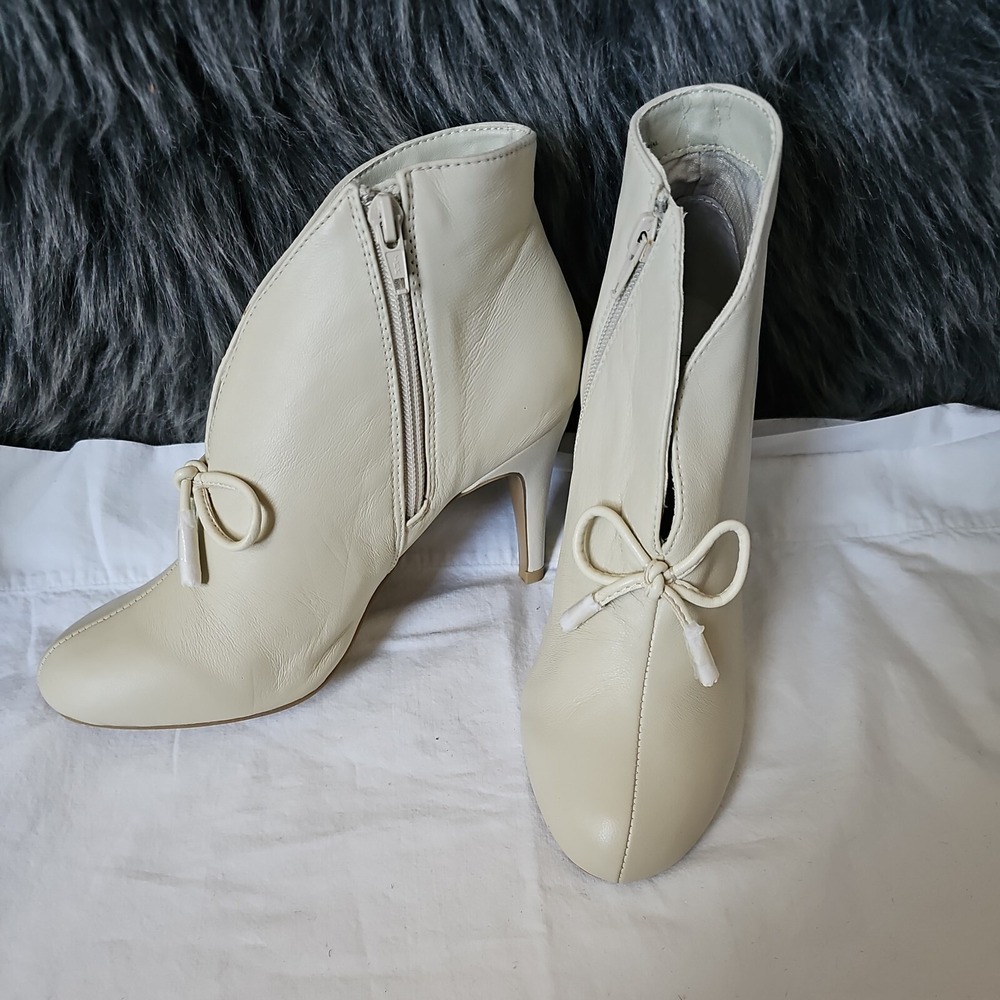 Hot in Hollywood Womens Winter White cream Booties Shoes‎ Size 7.5W